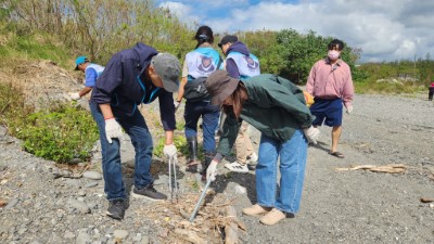 近80名在地夥伴於大武漁港周邊投入「海灘守綠・行動2538」淨灘，共同清除海岸廢棄物392公斤
